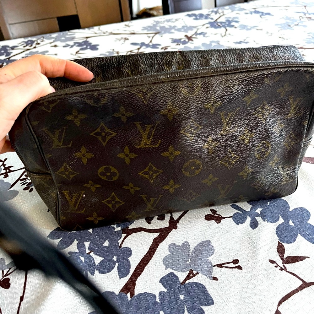 LV Cosmetic bag 28